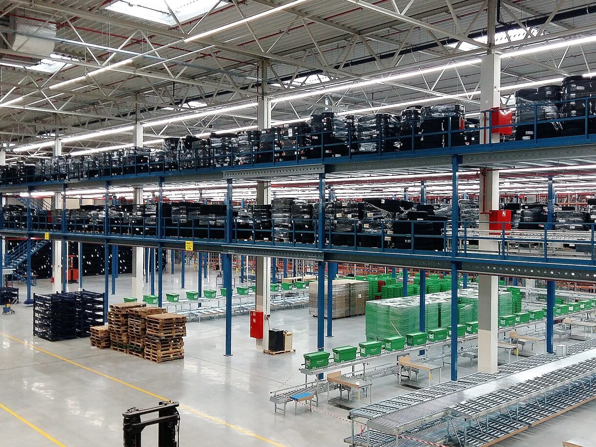 Lagerbühne für effiziente Raumnutzung im Lager