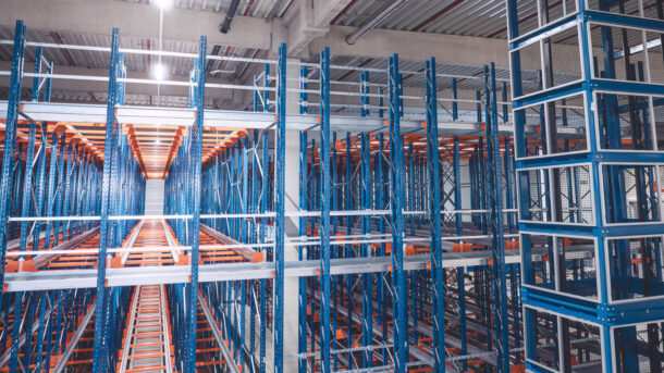 Automatisches Palettenlager mit Kanallagertechnik