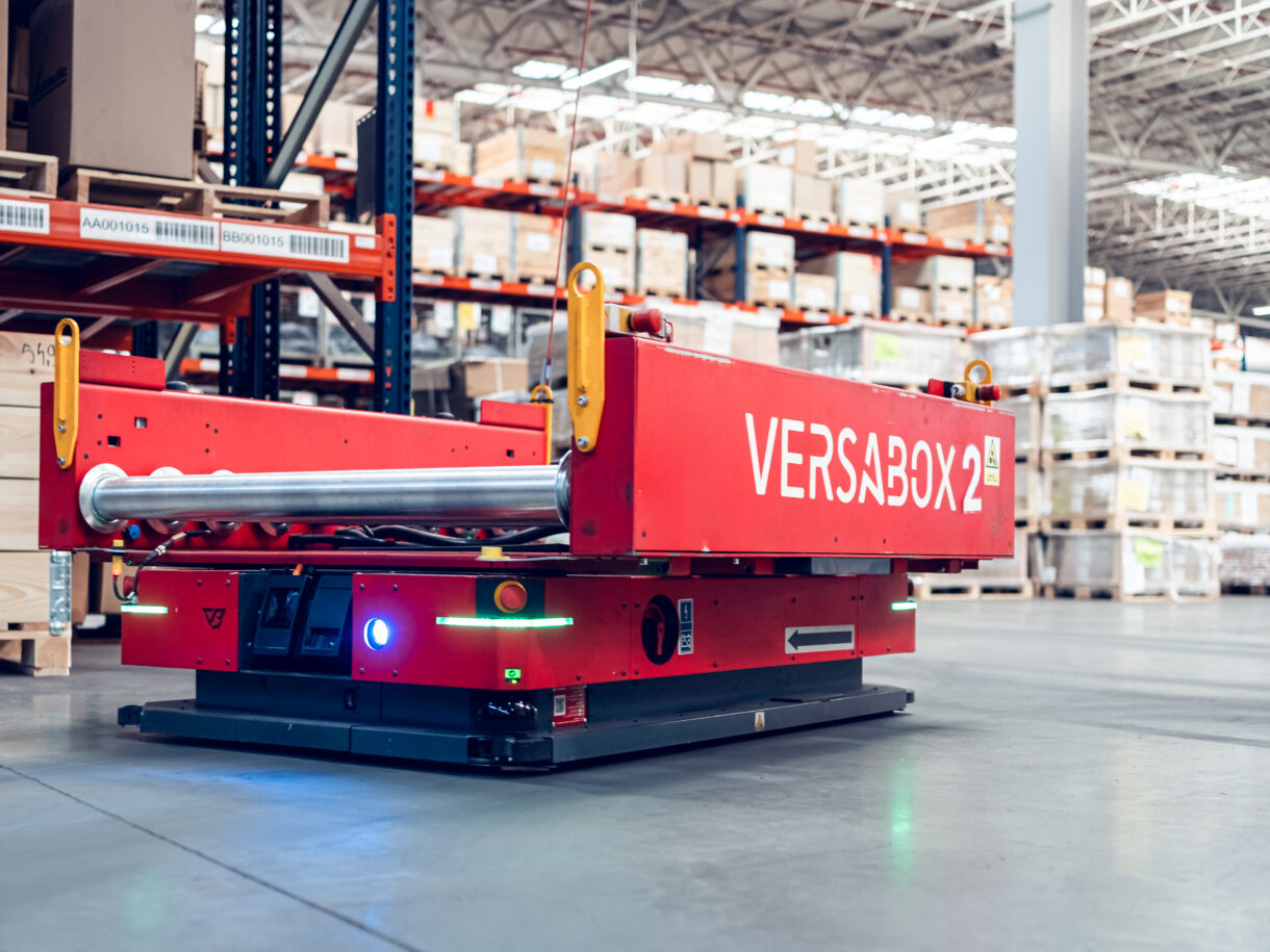 Autonomer mobiler Roboter mit Rollenbahn-Modul von WDX