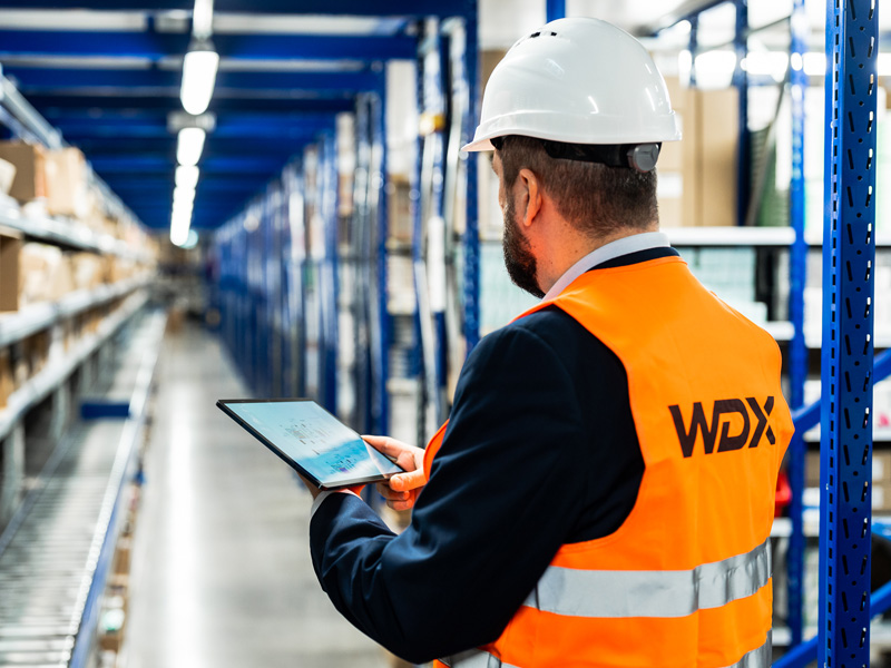 WDX-Experte bei der Inspektion von Hochregalen